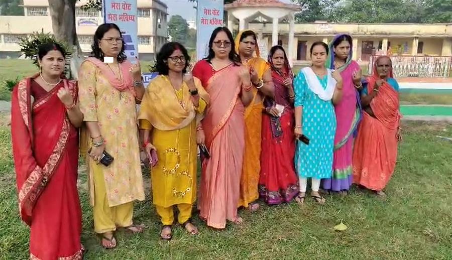 भोजपुरी सुपरस्टार पवन सिंह ने किया मतदान, लखीसराय-बेगूसराय में वोटिंग प्रतिशत सबसे अधिक