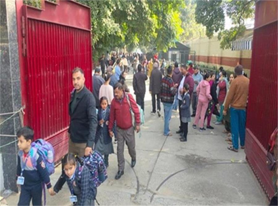 एक E-Mail से सहमे ‘नन्हे फरिश्ते’, स्कूलों की ओर दौड़े माता-पिता...