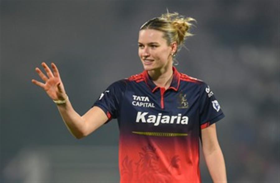 England fast bowler Lauren Bell returns to Sydney Thunder for full WBBL season 12