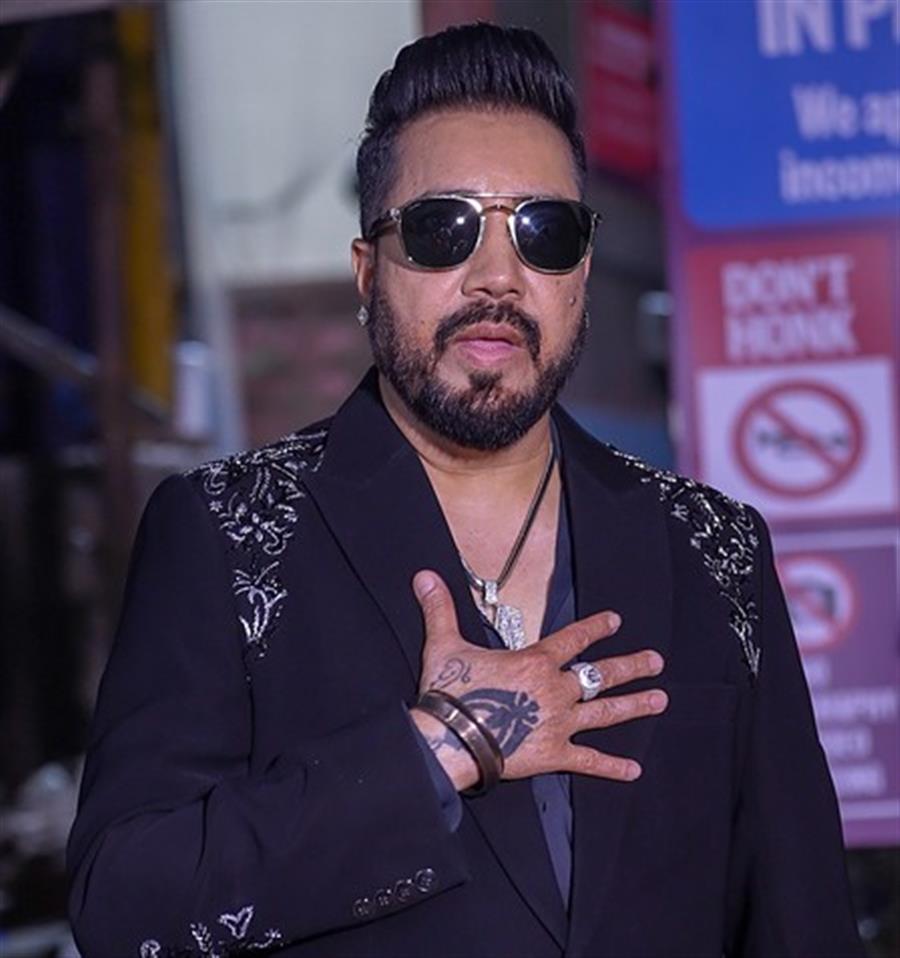 Mika Singh says Daler Mehndi tricked him into believing Big B was messaging him