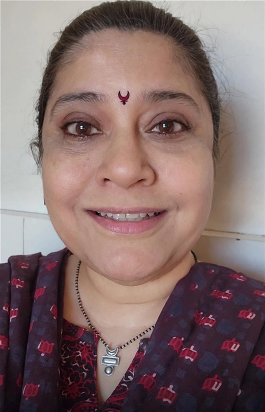 Renuka Shahane recalls SRK’s nervous reaction to Aziz Mirza’s advice on his Hindi during Circus shoot