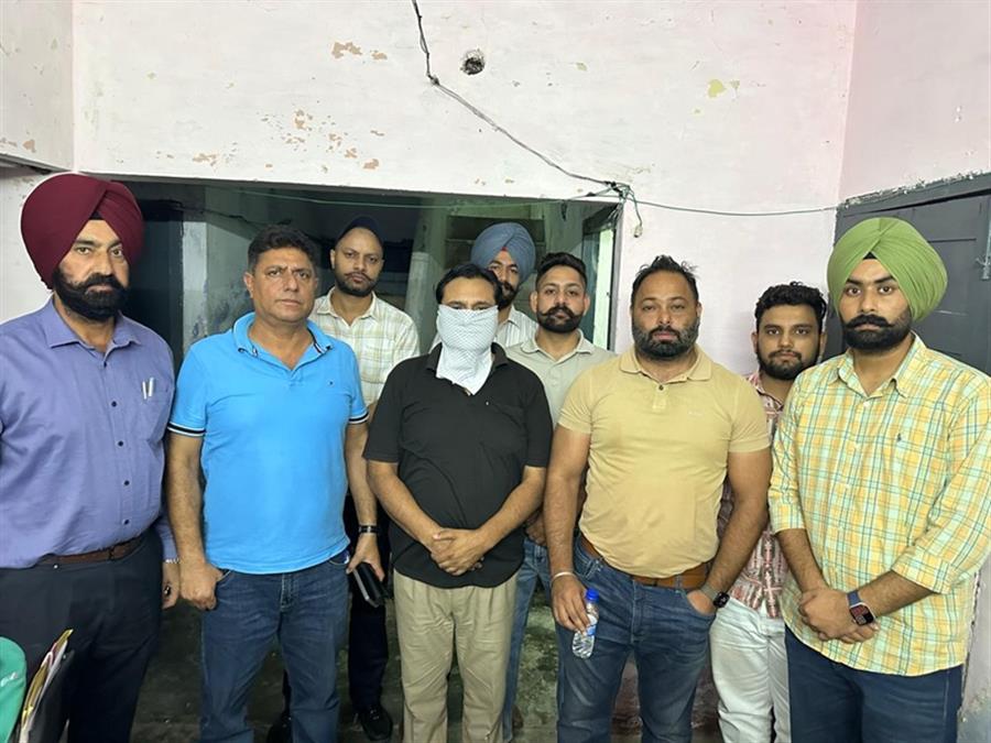 Punjab Vigilance Bureau nabs SHO red handed accepting bribe of Rs 1,00,000