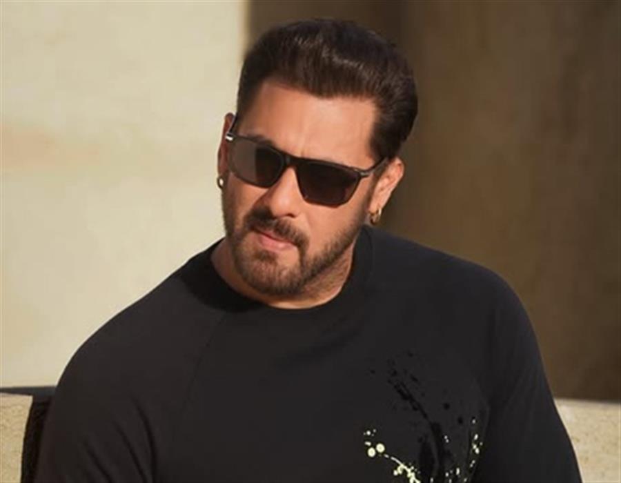 Salman Khan writes lengthy notes as autographs for little fans, stops to interact with them amid busy schedule
