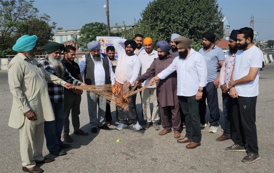 SAD Amritsar and Akali Dal WPD Activists Burn Broom at Phagwara’s Sugar Mill Chowk to Protest Killing of Jhota
