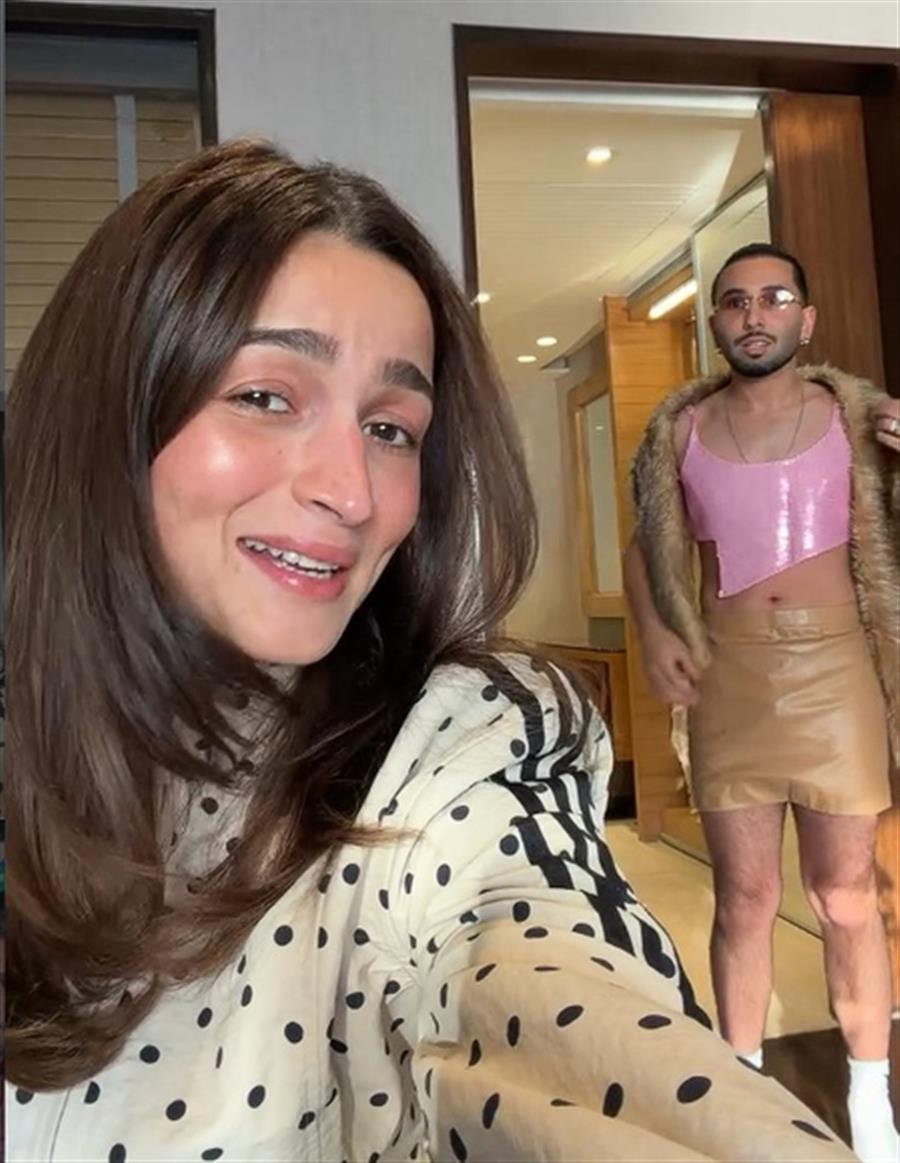 Kareena Kapoor says 'Too good' as Alia Bhatt asks Orry to dress like Poo